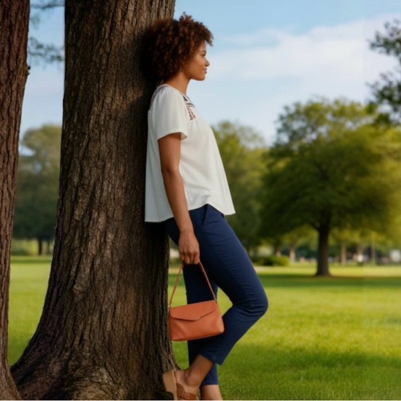 Knox Rose Flutter Short Sleeve Embroidered Top
Size XS - Picture 2 of 7